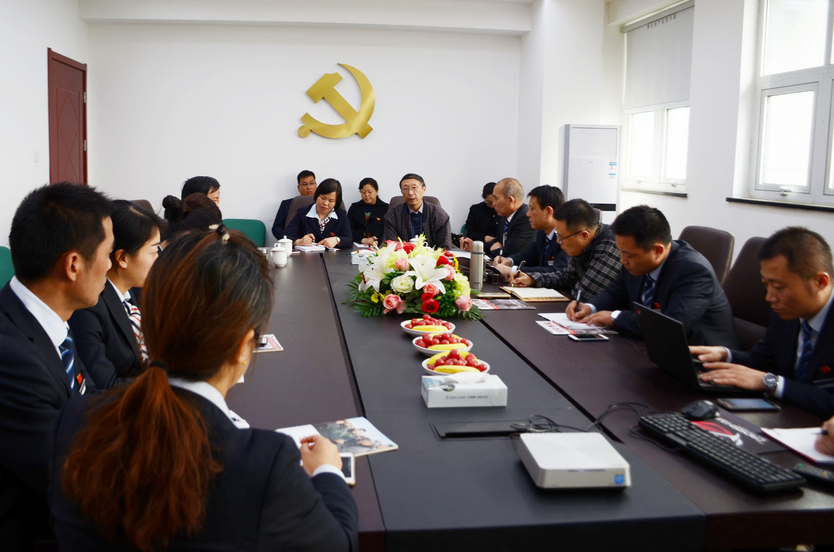 威廉希尔物业党支部举行学习贯彻党的十八届六中全会精神专题党课