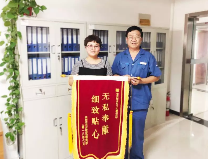 【威廉希尔微讯】男童手卡门缝情况紧急，威廉希尔物业牛师傅快速救援