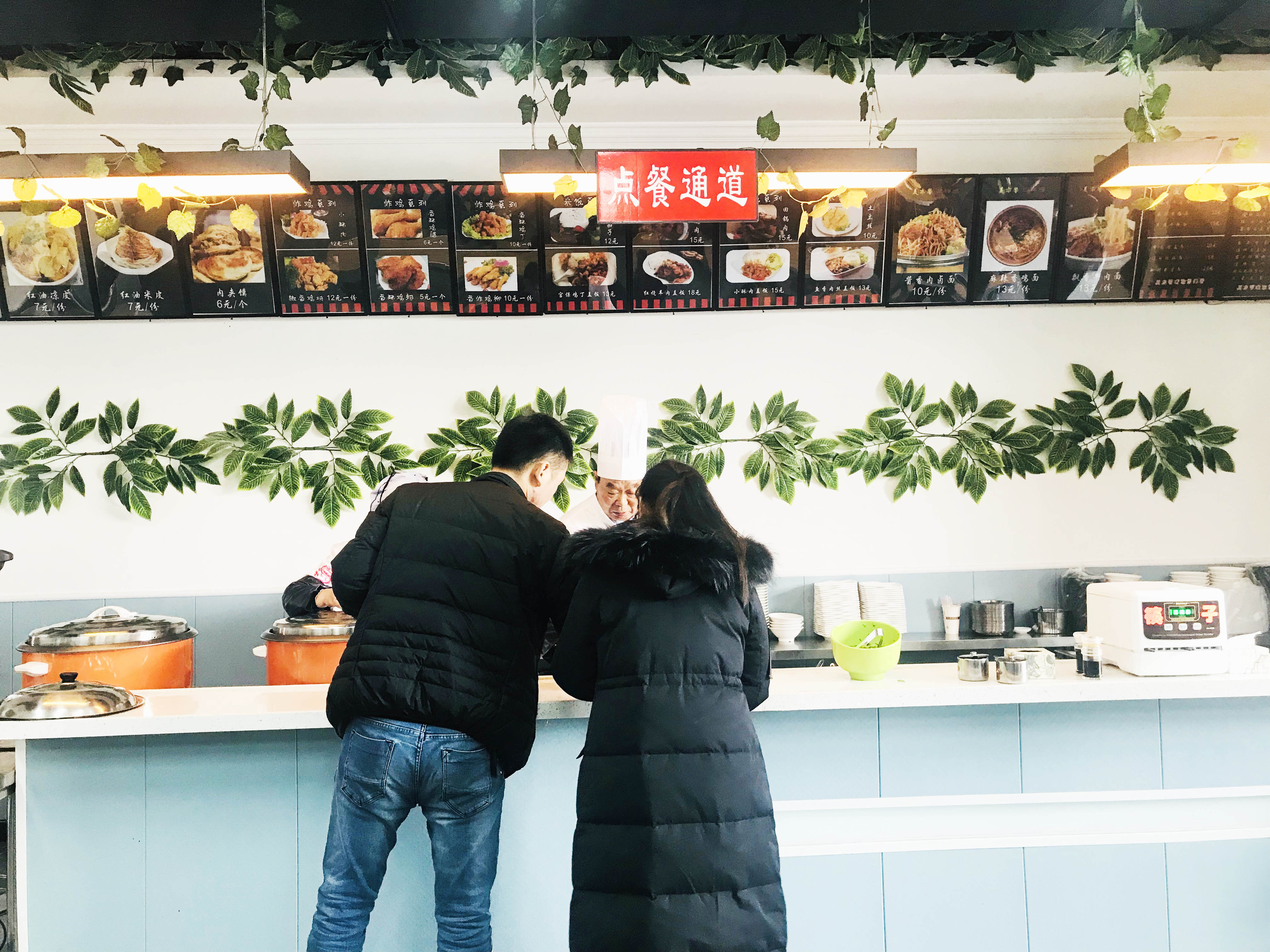 快来吃饭啦！威廉希尔员工餐厅有“家”的味道