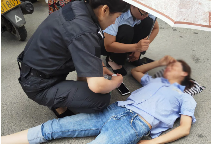 【周资讯】路边有人昏倒，你会伸出援手吗?威廉希尔人：我们会！