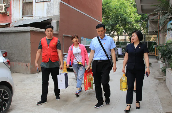 威廉希尔党委：“七一”慰问老党员 不忘初心送温暖