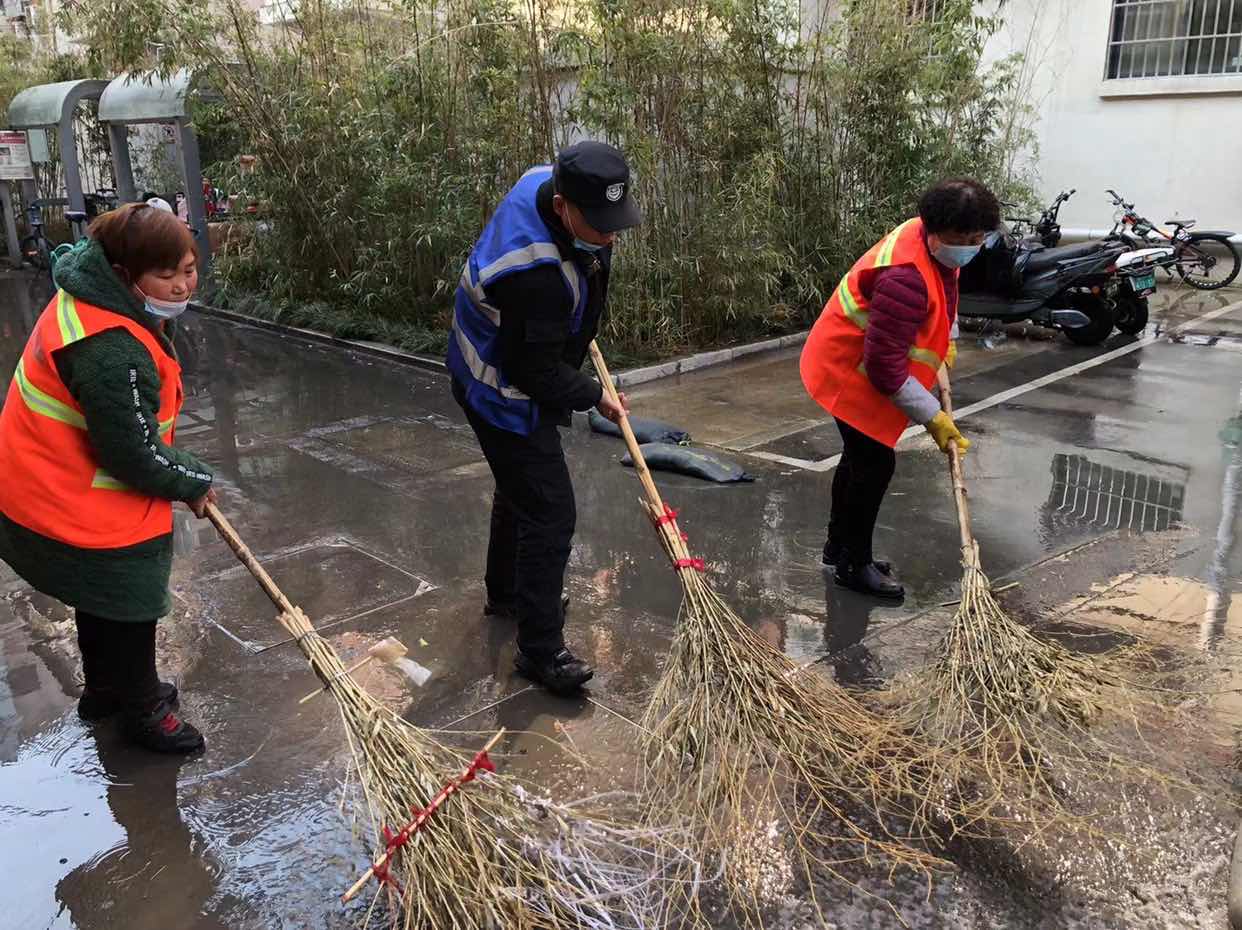 威廉希尔工人新村项目开展暖心行动 获居民称赞送锦旗！