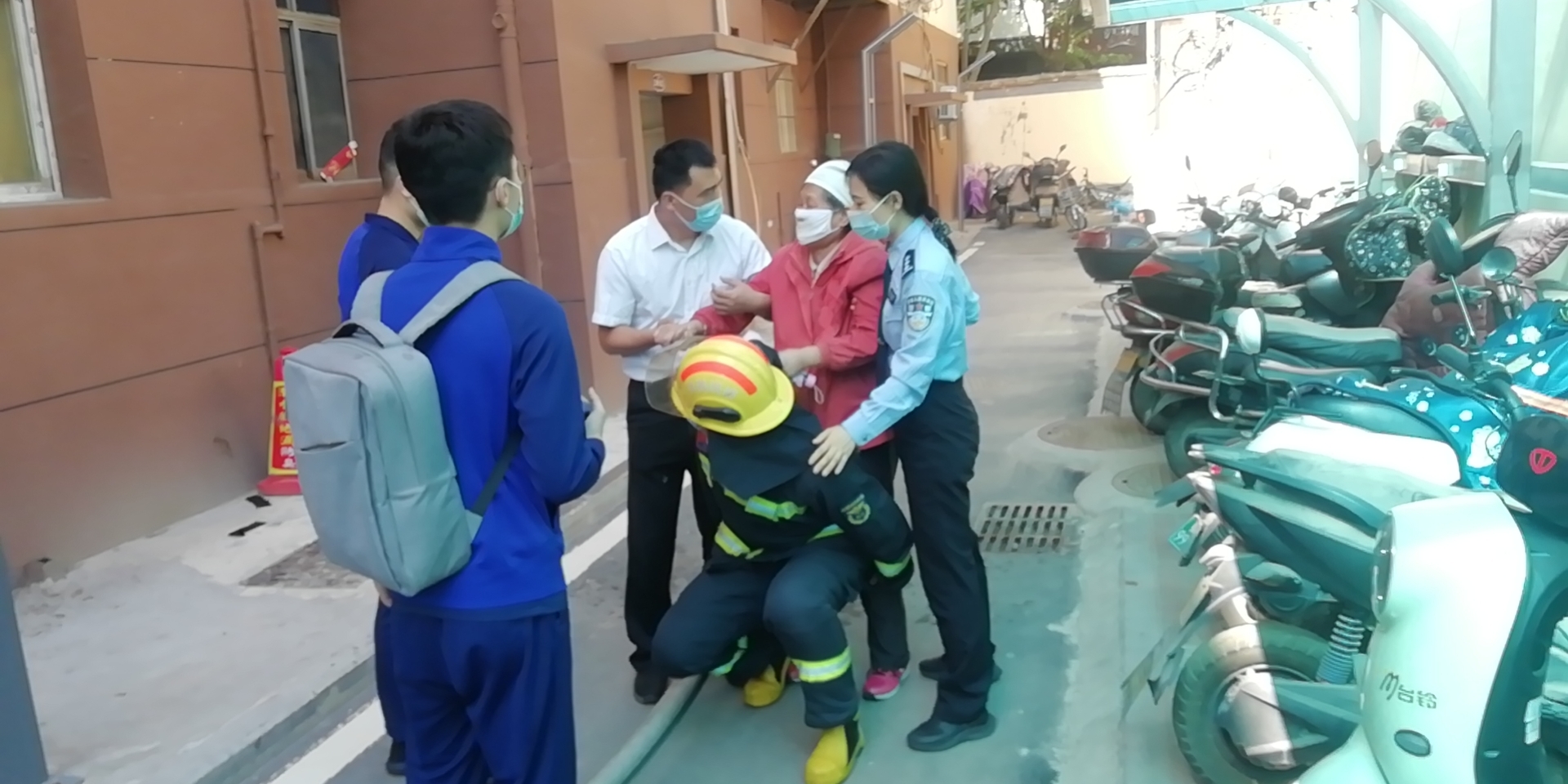 抗疫中的威廉希尔力量丨核酸检测时突遇火情 威廉希尔员工及时救火化险为夷！