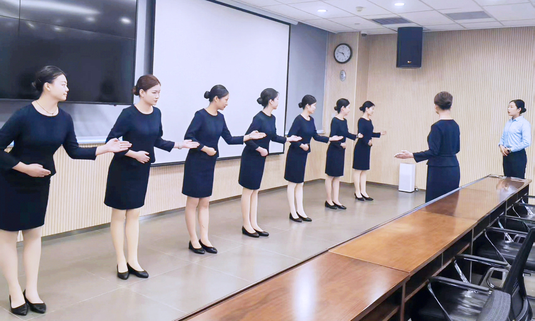 以礼仪之美，展文明之韵|威廉希尔服务交通银行项目开展会服礼仪培训